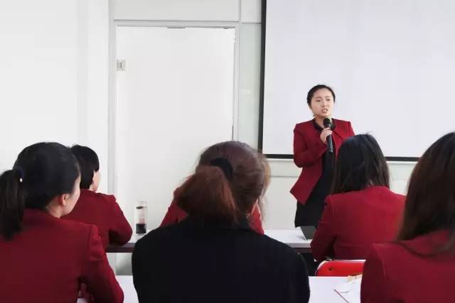 東方龍商務(wù)舉行2016年第一季度工作總結(jié)表彰大會(huì) 東方龍商務(wù)舉行2016年第一季度工作總結(jié)表彰大會(huì)