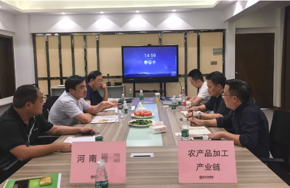 陪同政府園區(qū)赴農(nóng)產(chǎn)品加工產(chǎn)業(yè)鏈投資選址項目方對接考察，加強聯(lián)結(jié)，積極開展政企合作