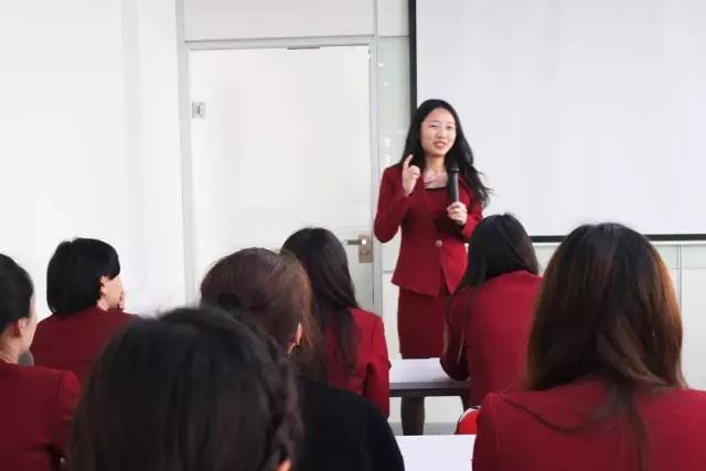 東方龍商務(wù)舉行2016年第一季度工作總結(jié)表彰大會(huì) 東方龍商務(wù)舉行2016年第一季度工作總結(jié)表彰大會(huì)