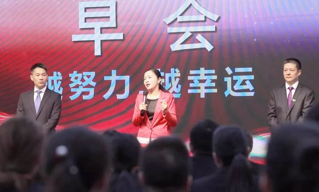 東方龍商務(wù)集團(tuán)成立5周年系列報(bào)道之四 服務(wù)篇《升級(jí)服務(wù)質(zhì)量永遠(yuǎn)在路上》 東方龍商務(wù)集團(tuán)成立5周年系列報(bào)道之四 服務(wù)篇《升級(jí)服務(wù)質(zhì)量永遠(yuǎn)在路上》