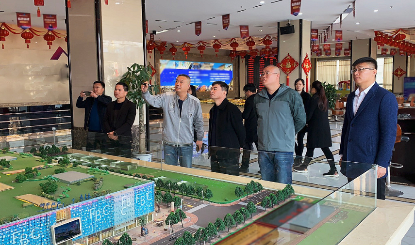 陪同政府園區(qū)對接考察大型商貿(mào)物流中心投資選址項目，明確合作重點(diǎn)，堅實(shí)合作基礎(chǔ)