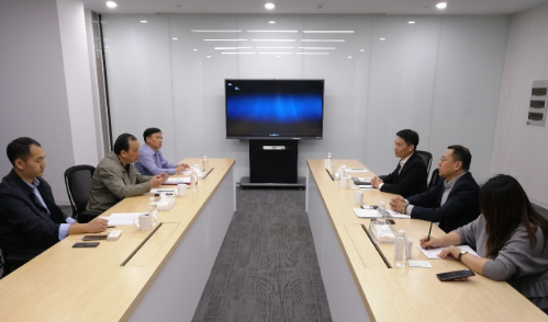 陪同政府園區(qū)赴新能源跑車生產基地投資選址項目方對接考察，加快建設現(xiàn)代化新能源汽車產業(yè)體系