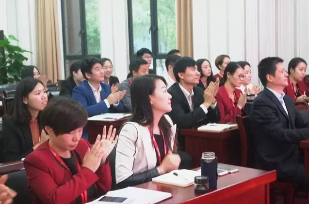 東方龍商務(wù)召開委托招商引資提升服務(wù)專題會(huì)議,建立VIP服務(wù)體系 東方龍商務(wù)召開委托招商引資提升服務(wù)專題會(huì)議,建立VIP服務(wù)體系