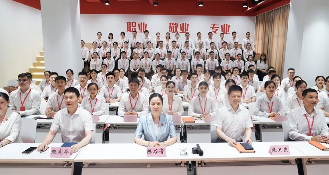 東方龍商務集團舉行上半年工作總結(jié)表彰暨“沖刺三季度”競賽動員