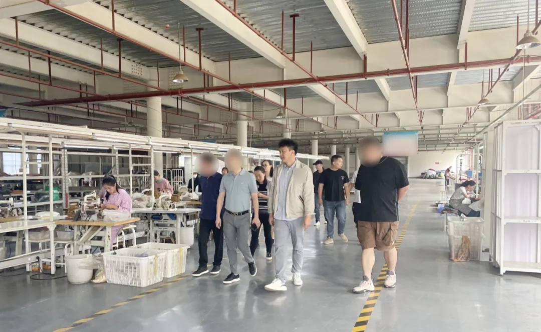 與國(guó)內(nèi)外一線服飾品牌長(zhǎng)期合作！戶外服飾擴(kuò)建投資選址項(xiàng)目方反向考察云南某地方政府
