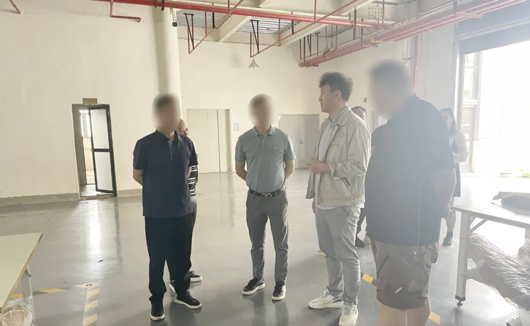 與國(guó)內(nèi)外一線服飾品牌長(zhǎng)期合作！戶外服飾擴(kuò)建投資選址項(xiàng)目方反向考察云南某地方政府
