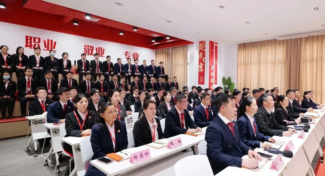 上海東方龍商務(wù)集團(tuán)召開一季度“開門紅”總結(jié)表彰暨“奔跑二季度”競賽動員會